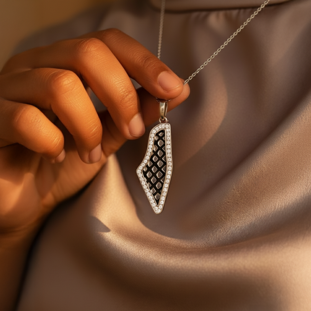 قلادة الكوفية الفلسطينية قمر